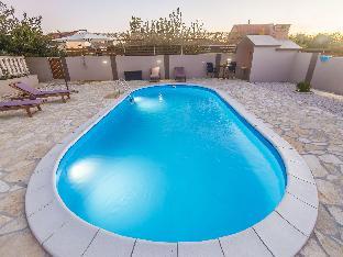Bild från Charming holiday home with private pool,big roofed terrace, childrens play area, Hotell i Kroatien