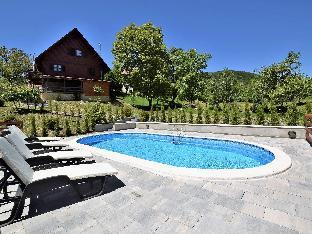 Bild från Cozy Holiday Home in Kvarner with Outdoor Jacuzzi, Hotell i Kroatien